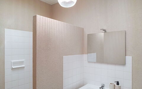 Riviera: Wand, Flooring, Interior Design, Fussboden, Armatur, Badezimmer, Braun, Installation, Sinken, Decke