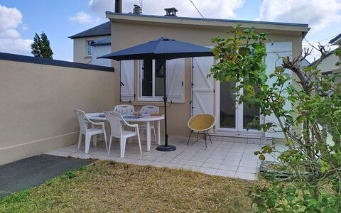Riviera: Möbel, Gartenmöbel, Stuhl, Zuhause, Tür, Schatten, Garten, Tisch Im Freien, Garten, Hinterhof