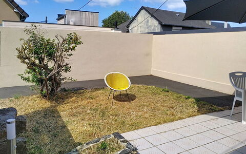 Riviera: Möbel, Zuhause, Verbundwerkstoff, Gartenmöbel, Stuhl, Blumentopf, Garten, Hinterhof, Schatten, Beton