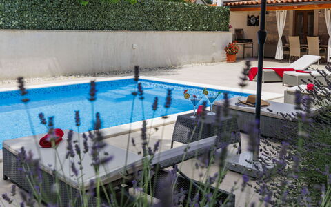 Trošti: Schwimmbad, Resort, Freizeit, Gartenmöbel, Verbundwerkstoff, Regenschirm, Eco Hotel, Water Feature, Stuhl, Schatten