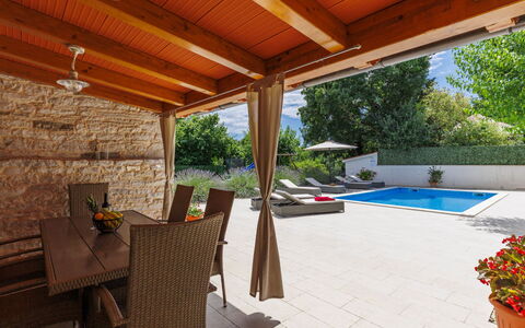 Trošti: Möbel, Holz, Flooring, Gartenmöbel, Schwimmbad, Resort, Fussboden, Stuhl, Schatten, Eco Hotel