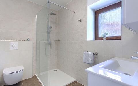 Trošti: Badezimmer, Flooring, Armatur, Fussboden, Interior Design, Zapfhahn, Installation, Decke, Fliese, Dusche