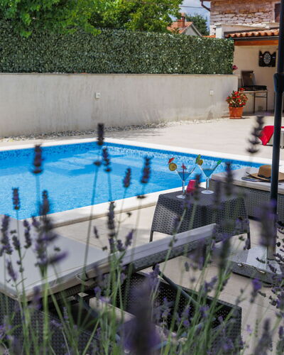 Trošti: Schwimmbad, Resort, Freizeit, Gartenmöbel, Verbundwerkstoff, Regenschirm, Eco Hotel, Water Feature, Stuhl, Schatten