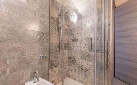 Noah: Flooring, Fussboden, Badezimmer, Armatur, Interior Design, Installation, Fliese, Dusche, Duschkopf, Decke