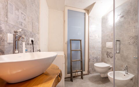 Noah: Flooring, Fussboden, Armatur, Badezimmer, Interior Design, Decke, Beleuchtung, Installation, Bad Sink, Spiegel