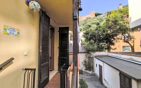 Casa Lelà: Wand, Tür, Wohnung, Balkon, Eisen, Daylighting, Geländer, Zimmerpflanze