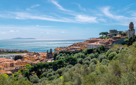 Casa Lelà: Blau, Wasser, Horizont, Küste, Wohngebiet, Stadt, Küsten Und Ozeanische Forms, Meer, Sommer, Haus