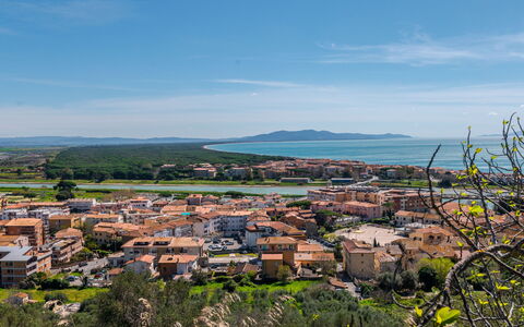 Casa Lelà: Daytime, Wohngebiet, Horizont, Stadtgebiet, Stadt, Nachbarschaft, \Stadt, Landschaft, Vorort, Dach
