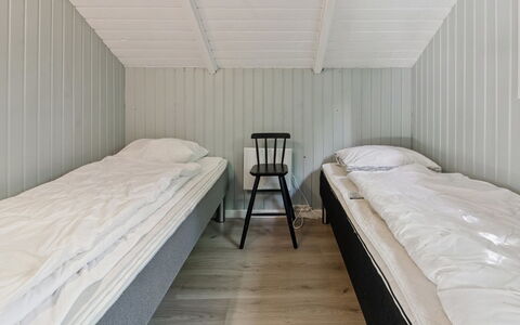 Tenna - 30Km from the Sea: Schlafzimmer, Holz, Fussboden, Bett, Flooring, Bettdecke, Bedding, Decke, Bettrahmen, Interior Design