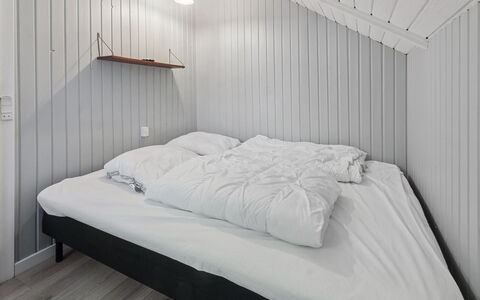 Tenna - 30Km from the Sea: Schlafzimmer, Bett, Bettdecke, Holz, Bedding, Fussboden, Flooring, Interior Design, Decke, Linens