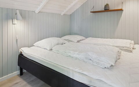 Tenna - 30Km from the Sea: Schlafzimmer, Bett, Bettdecke, Bedding, Holz, Fussboden, Flooring, Linens, Interior Design, Bettrahmen