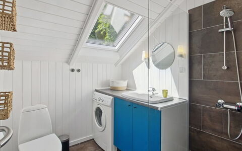 Tenna - 30Km from the Sea: Armatur, Interior Design, Flooring, Sinken, Fussboden, Badezimmerschrank, Decke, Zapfhahn, Badezimmer, Installation