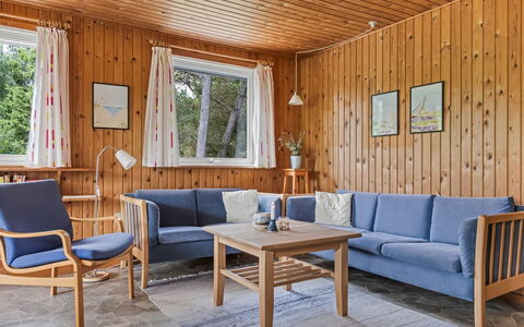 Iivo - 3.5Km from the Sea: Möbel, Flooring, Interior Design, Holz, Fussboden, Couch, Zimmer, Wohnzimmer, Decke, Holzbeize