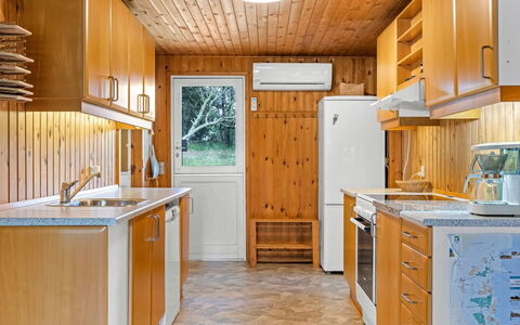 Iivo - 3.5Km from the Sea: Küche, Countertop, Küchengerät, Major Appliance, Holz, Cabinetry, Interior Design, Flooring, Decke, Möbel