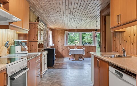 Iivo - 3.5Km from the Sea: Küche, Holz, Countertop, Decke, Flooring, Möbel, Interior Design, Cabinetry, Major Appliance, Küchengerät