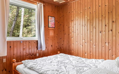 Iivo - 3.5Km from the Sea: Holz, Schlafzimmer, Flooring, Bett, Interior Design, Fussboden, Hartholz, Holzbeize, Bettdecke, Zuhause