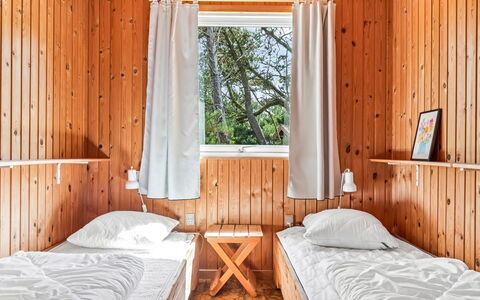 Iivo - 3.5Km from the Sea: Holz, Schlafzimmer, Flooring, Interior Design, Bett, Fussboden, Decke, Bettdecke, Hartholz, Möbel