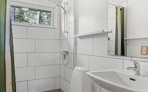 Iivo - 3.5Km from the Sea: Armatur, Interior Design, Flooring, Badezimmer, Fussboden, Bad Sink, Sinken, Toilette, Installation, Zapfhahn