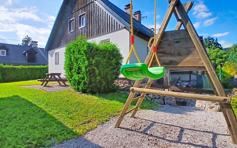 Cerny Dul 400: Zuhause, Hütte, Rasen, Garten, Hinterhof, Landscaping, Bauernhaus, Garten, Kunstrasen, Eco Hotel