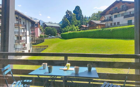 Le Nerey 2: Balkon, Gartenmöbel, Rasen, Schatten, Garten, Landscaping, Veranda, Hinterhof, Hof, Hotel