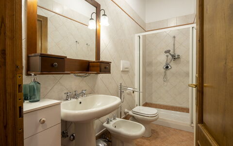 La Casina: Bad Sink, Flooring, Armatur, Interior Design, Badezimmer, Sinken, Fussboden, Zapfhahn, Decke, Zimmer