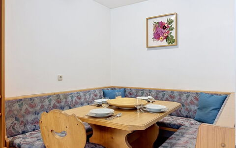 Resimini: Interior Design, Flooring, Möbel, Fussboden, Zimmer, Holzbeize, Wohnzimmer, Cabinetry, Zimmerpflanze