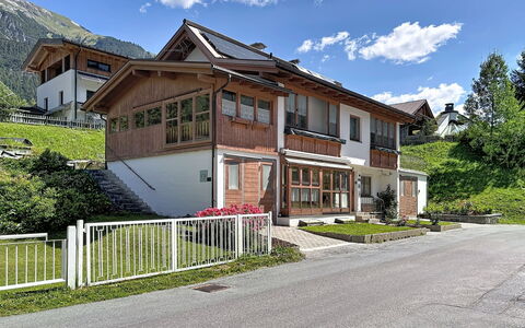 Resimini: Fenster, Haus, Wohngebiet, Zuhause, Die Architektur, Dach, Menschliche Siedlung, Hütte, Tür, Balkon