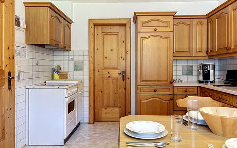 Resimini: Cabinetry, Interior Design, Flooring, Holz, Küche, Möbel, Countertop, Fussboden, Decke, Schrank