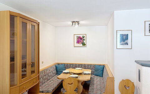 Resimini: Holz, Interior Design, Möbel, Flooring, Fussboden, Zimmer, Holzbeize, Cabinetry, Wohnzimmer, Hartholz