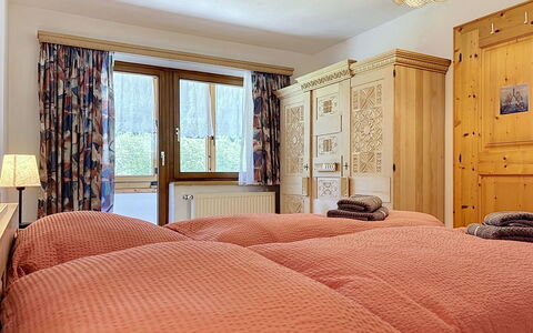 Resimini: Möbel, Bett, Schlafzimmer, Interior Design, Holz, Bettdecke, Bedding, Decke, Zimmer, Bettrahmen