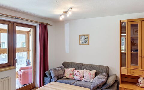 Resimini: Möbel, Interior Design, Flooring, Holz, Fussboden, Zimmer, Decke, Wohnung, Couch, Wohnzimmer