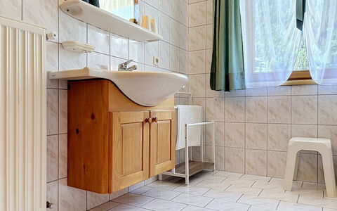 Resimini: Flooring, Armatur, Bad Sink, Interior Design, Sinken, Fussboden, Badezimmer, Zapfhahn, Installation, Fliese