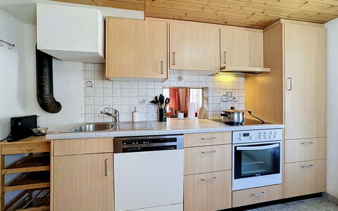 Haus Wasserfall: Küchengerät, Küche, Countertop, Cabinetry, Möbel, Major Appliance, Spüle, Holz, Sinken, Flooring