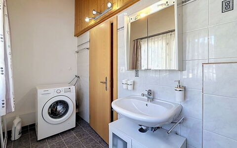 Haus Wasserfall: Flooring, Armatur, Interior Design, Fussboden, Sinken, Holz, Decke, Bad Sink, Zapfhahn, Badezimmer