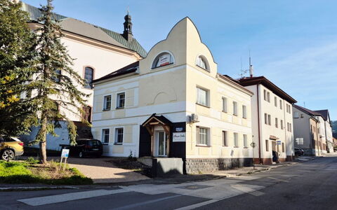 Rokytnice Nad Jizerou 328: Gebäude, Fenster, \Stadt, Familienauto, City Car, Kompaktwagen, Fließheck