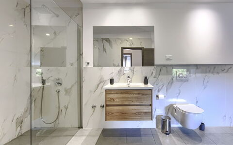 A.e.m: Flooring, Interior Design, Fussboden, Wand, Armatur, Badezimmer, Badezimmerschrank, Sinken, Zapfhahn, Spiegel