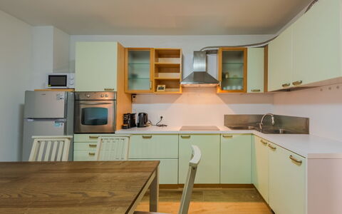 La Corona: Küche, Küchengerät, Interior Design, Countertop, Major Appliance, Cabinetry, Flooring, Holz, Decke, Möbel