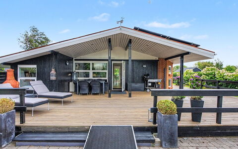 Annalina - 230M from the Sea: Dach, Zuhause, Tür, Veranda, Hütte, Schatten, Deck, Abstellgleis, Outdoor Struktur, Markise