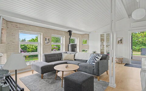 Annalina - 230M from the Sea: Holz, Fussboden, Möbel, Zuhause, Flooring, Wohnzimmer, Couch, Interior Design, Decke