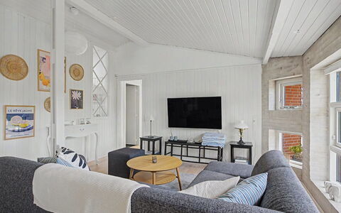 Annalina - 230M from the Sea: Flooring, Interior Design, Holz, Fussboden, Decke, Couch, Wohnzimmer, Möbel, Zuhause, Zimmer