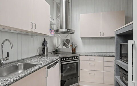 Annalina - 230M from the Sea: Küche, Major Appliance, Küchengerät, Countertop, Flooring, Interior Design, Cabinetry, Fussboden, Decke, Haushaltsgerät