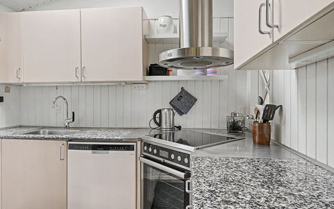 Annalina - 230M from the Sea: Küche, Küchengerät, Countertop, Major Appliance, Interior Design, Flooring, Spüle, Armatur, Zapfhahn, Cabinetry