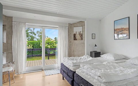 Annalina - 230M from the Sea: Möbel, Holz, Fussboden, Interior Design, Schlafzimmer, Bett, Flooring, Zuhause, Zimmer, Bedding