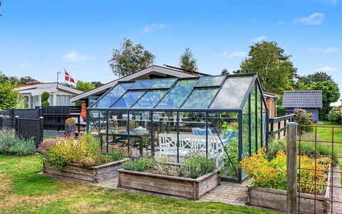 Annalina - 230M from the Sea: Dach, Garten, Blumentopf, Landscaping, Schatten, Garten, Daylighting, Design, Zimmerpflanze