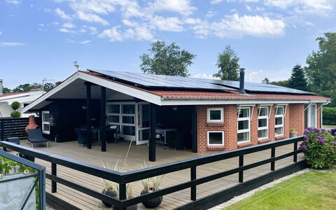 Annalina - 230M from the Sea: Dach, Zuhause, Tür, Hütte, Abstellgleis, Veranda, Outdoor Struktur, Design, Garten, Schatten
