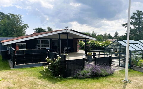 Annalina - 230M from the Sea: Dach, Schatten, Hütte, Garten, Rasen, Outdoor Struktur, Gartenbauten, Pergola, Veranda