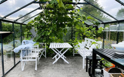Annalina - 230M from the Sea: Möbel, Tisch Im Freien, Schatten, Garten, Blumentopf, Gartenmöbel, Stuhl, Outdoor Struktur, Zimmerpflanze, Hinterhof