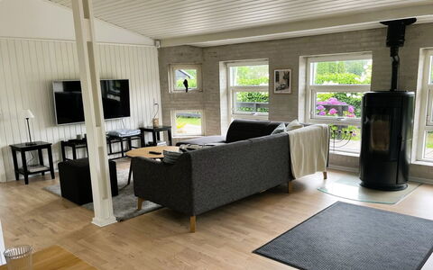 Annalina - 230M from the Sea: Flooring, Möbel, Holz, Fussboden, Couch, Interior Design, Wohnzimmer, Zuhause, Holzboden, Zimmer
