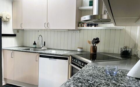 Annalina - 230M from the Sea: Küche, Küchengerät, Countertop, Spüle, Major Appliance, Interior Design, Flooring, Cabinetry, Armatur, Zapfhahn