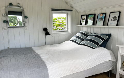 Annalina - 230M from the Sea: Schlafzimmer, Bett, Bettdecke, Bedding, Holz, Linens, Interior Design, Bettrahmen, Fussboden, Möbel